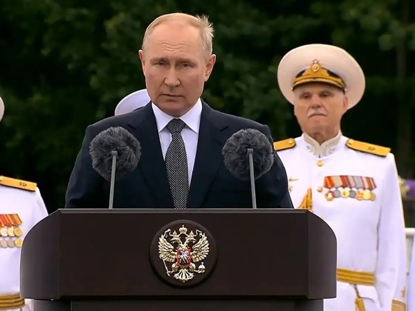 Mirror: Путин одной фразой на параде в день ВМФ вызвал панику в Великобритании