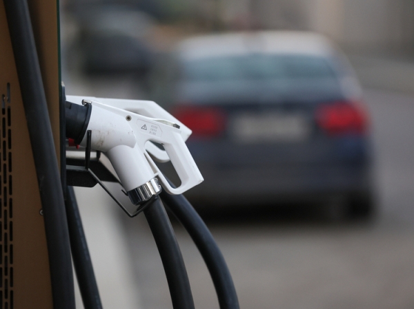 Зарядка теперь платная: для электромобилей остались две льготы